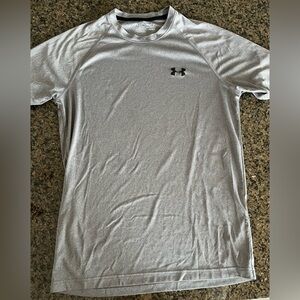 Under Armour Men's Grey/Silver Short Sleeve Performance DriFit Tee. Size Small